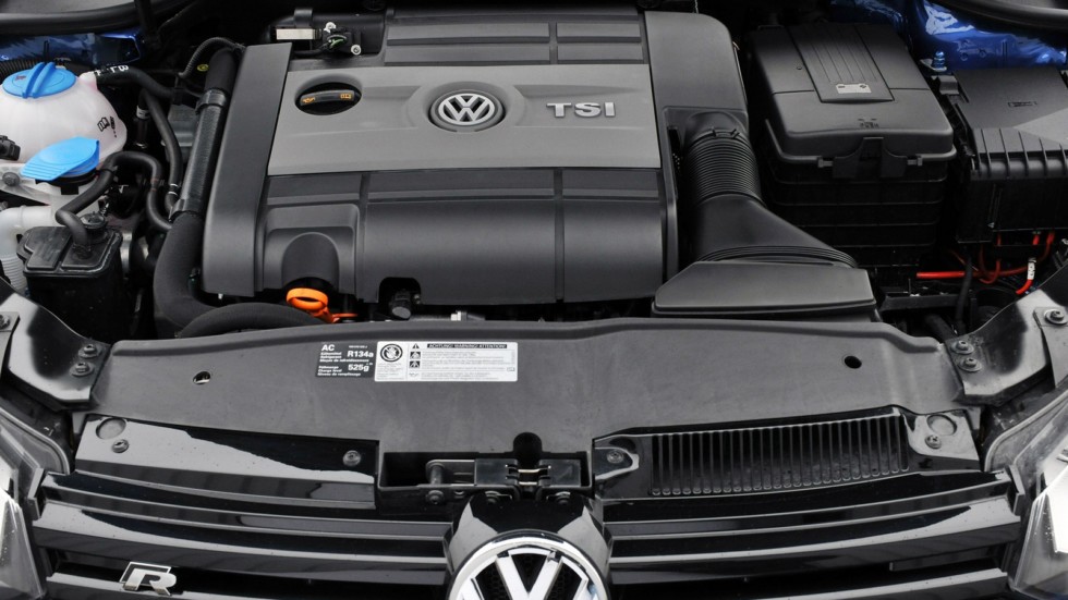 Pod kapotom Volkswagen Golf R 3 door UK spec Typ 5K 2009 13 980x0 c default